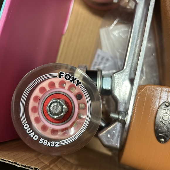 Foxy Roller Skates - Picture 2 of 10